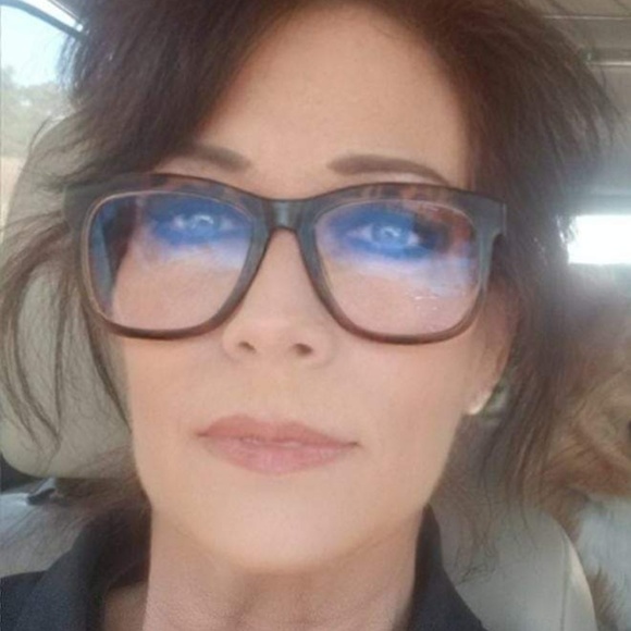 Meet your Posher, Leslie - Picture 1 of 1